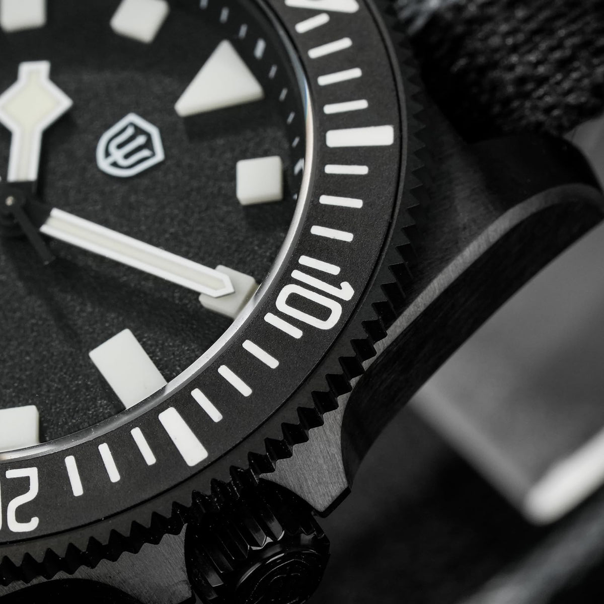 40mm Titanium Dive Watch V426